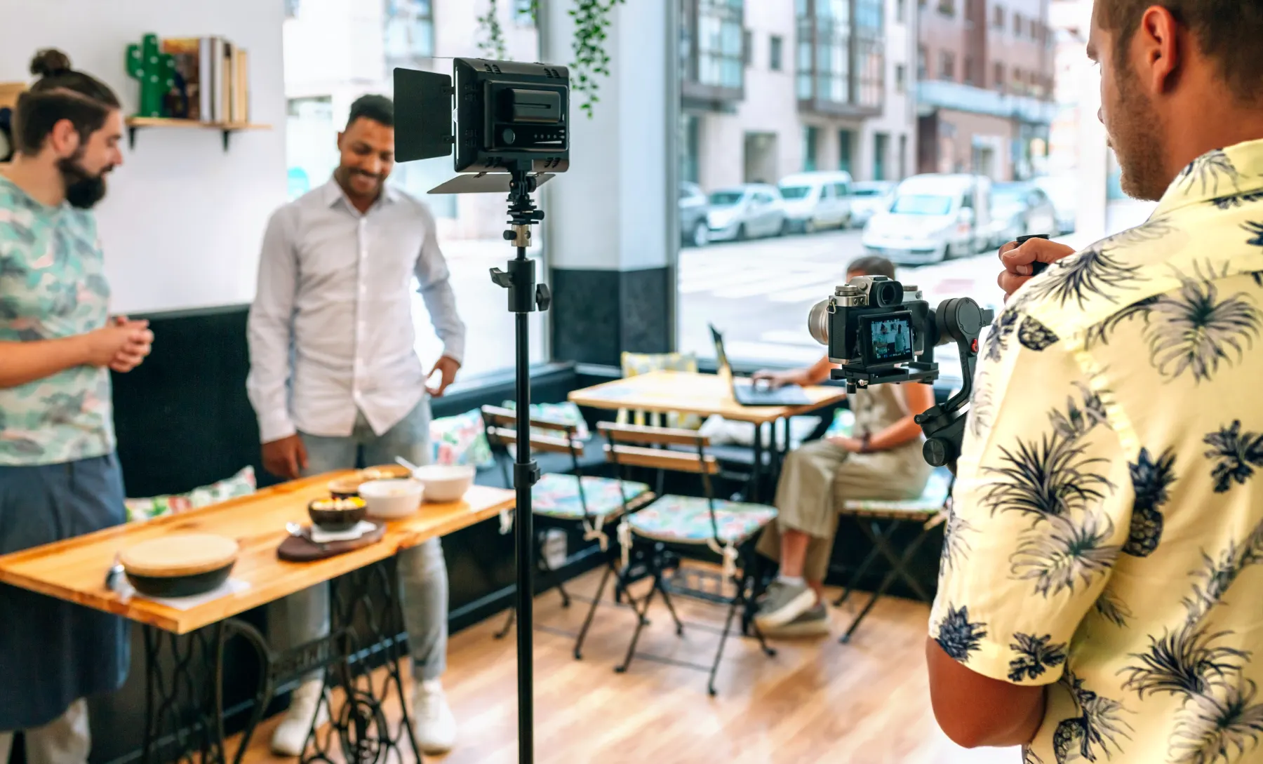 Kamerateam bereitet in einem Restaurant Licht und Videoaufnahme vor