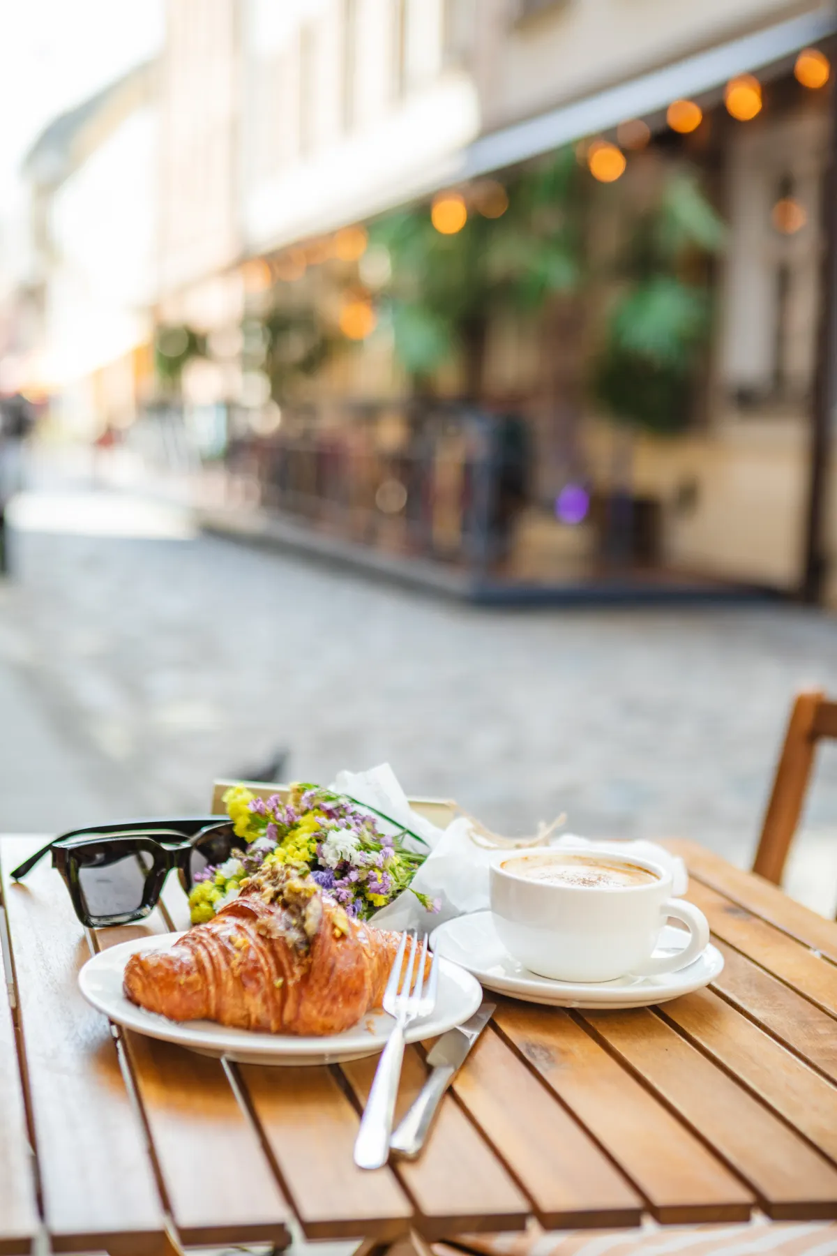 Kaffee und Croissant auf einer Caféterrasse