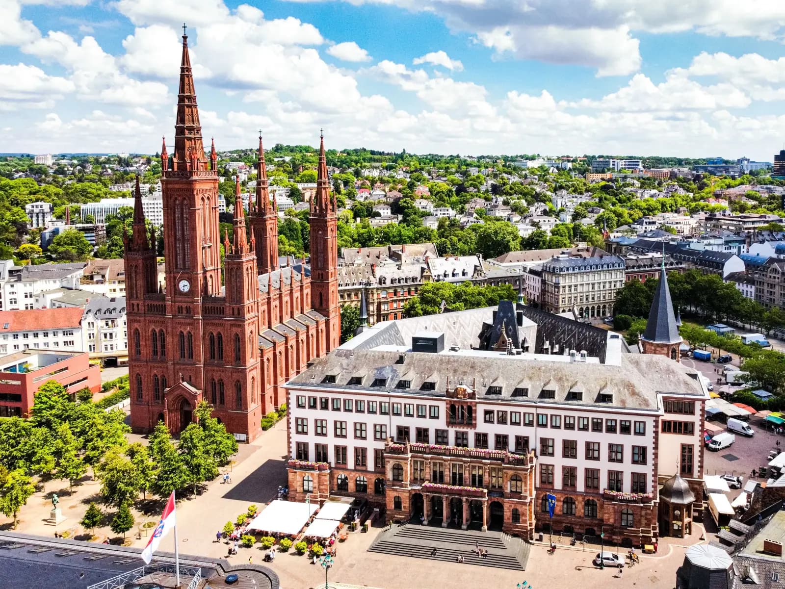 Luftaufnahme der Wiesbadener Marktkirche und Innenstadt